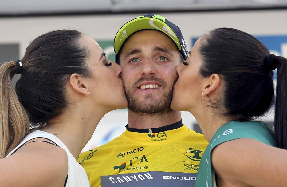 La maglia gialla Carlos Barbera del Team Movistar sul podio della terza tappa dell&#39;Alentejo Tour in Portogallo (Epa)